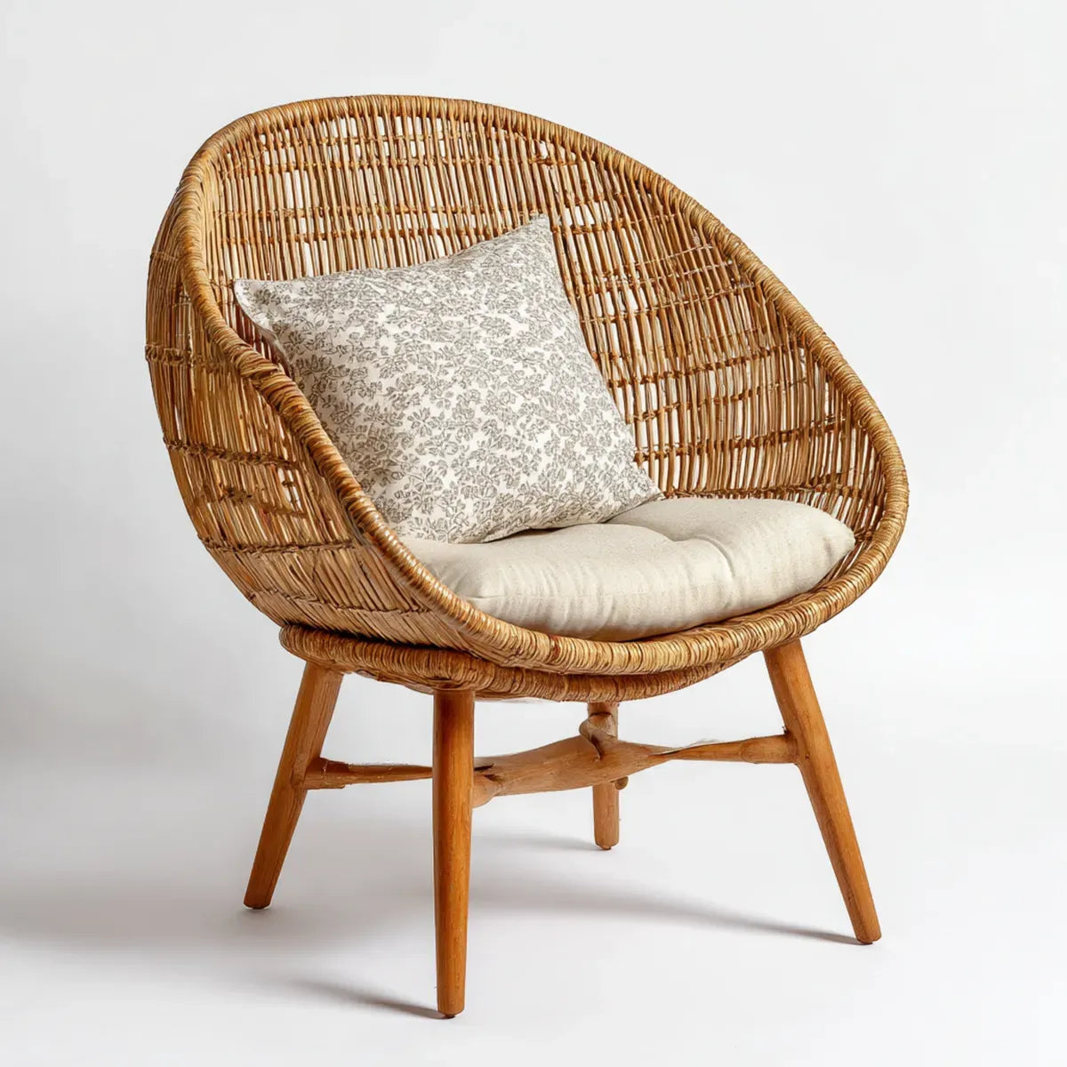 Poltrona da soggiorno in rattan naturale con cuscini beige forma ovale 80 x 75 x 95 cm