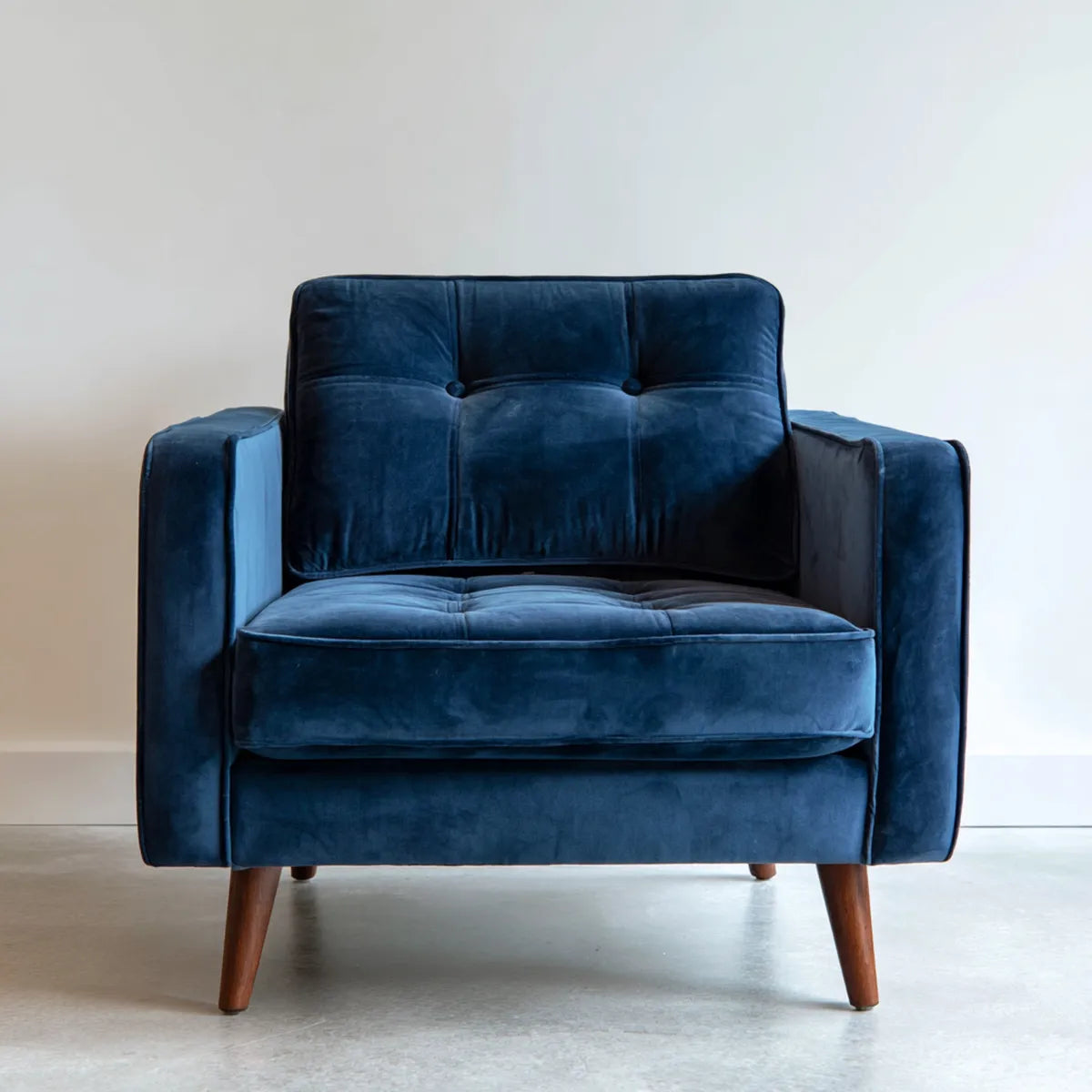 Poltrona da soggiorno blu navy in velluto di poliestere con gambe in legno massello 90 x 85 x 88 cm